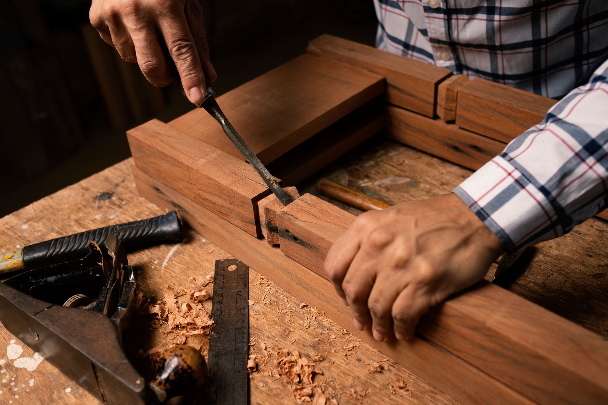 Cutting a joint by hand